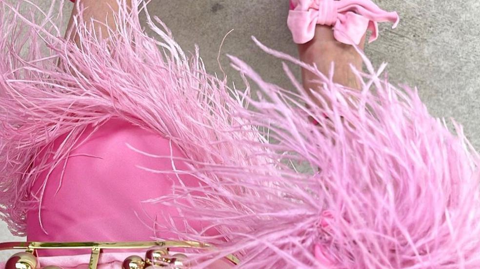 La influencer Blaire Adiebe vestida de de color de rosa con unas sandalias con lazo rosas. 