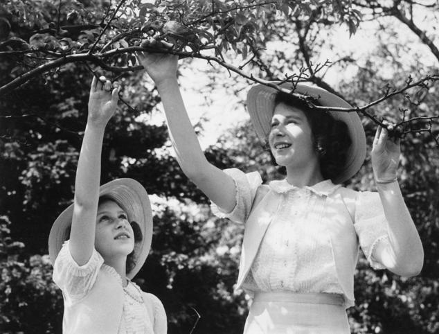 Imagen tomada en 1941, cuando Isabell II tenía 15 años y su hermana Margarita 11, en los jardines del castillo de Windsor.