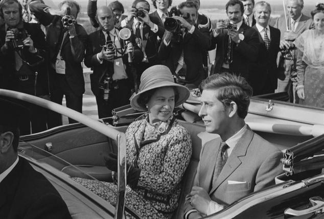 Isabel II y su hijo Carlos en una imagen de la visita oficial que realizaron a Francia en 1972.