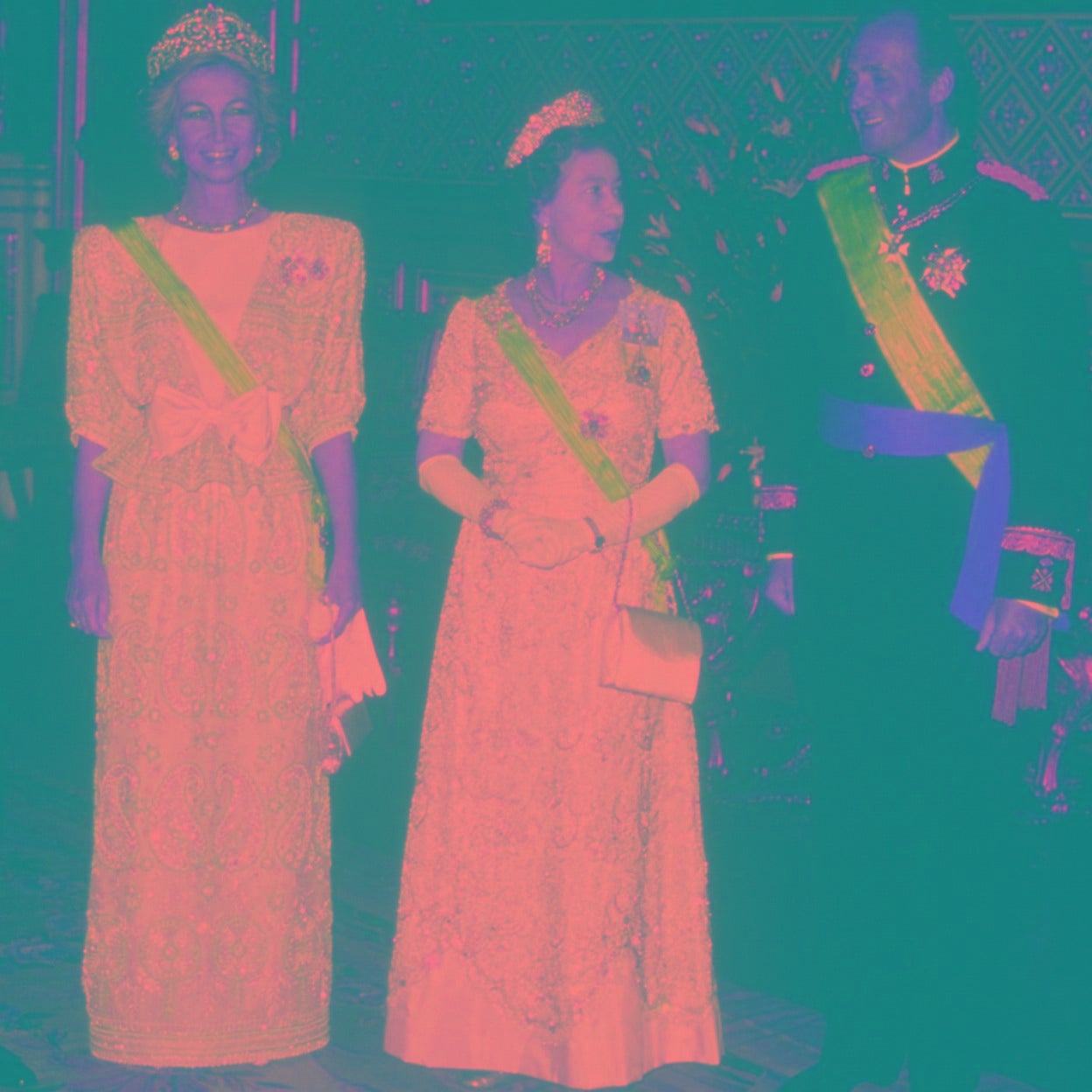La reina Sofía, Isabel II y el rey Juan Carlos, en la cena oficial en el castillo de Windsor, celebrada en 1986 con motivo de la visita de los monarcas españoles. 