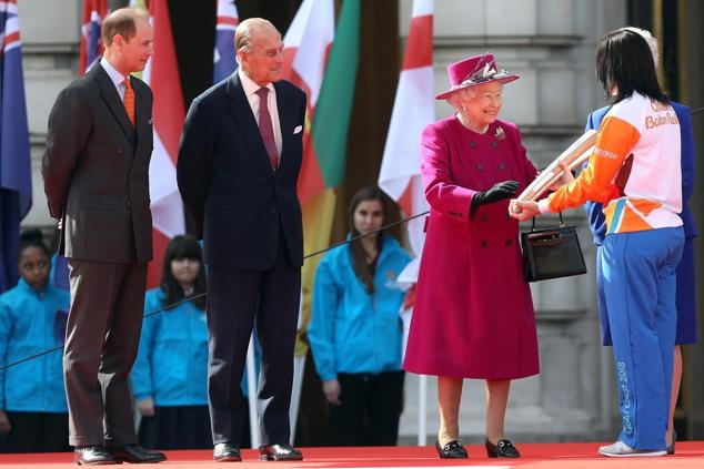 Isabel II junto al Duque de Edimburgo y el de Cambridge en la inauguración de los Juegos de la Commonwealth en marzo de 2017.