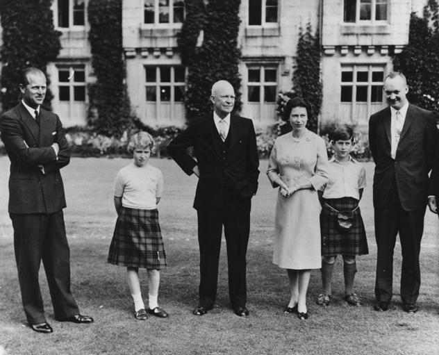 La Reina y su familia junto al presidente de los Estados Unidos Dwight D. Eisenhower en una visita oficial en 1956.