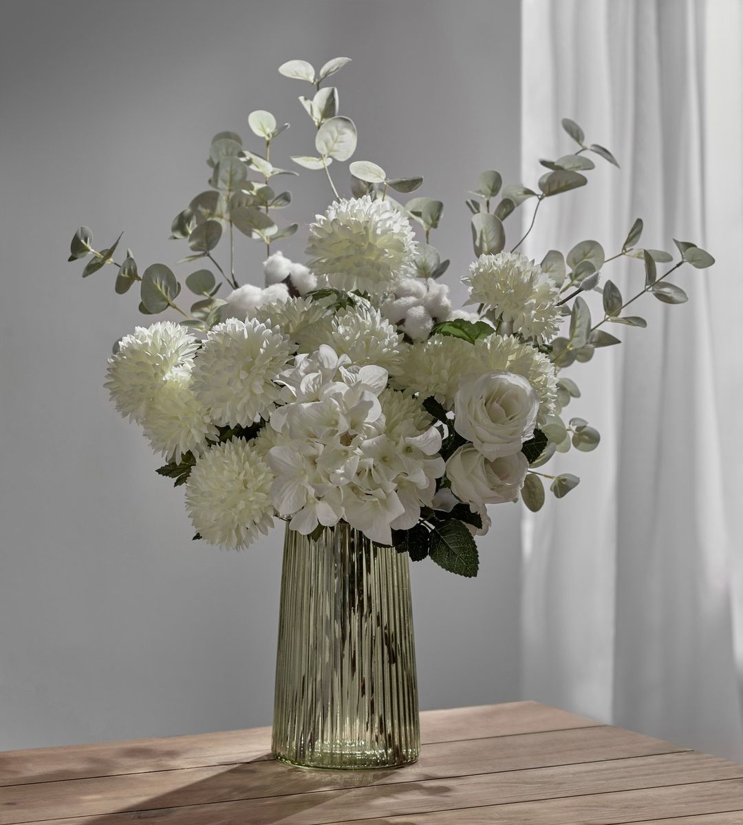 Una casa sin flores o plantas nunca podrá ser un hogar. Pero si eres de las que no tiene mucha mano con sus cuidados, puedes apostar por variedades artificiales tan ideales como estas de Primark Home (1.50 euros el ramillete).