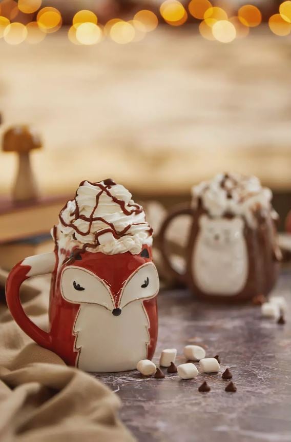 ¿Puede ser más adorable esta taza de desayuno? Ahora solo queremos que haga frío y tomar un chocolate con nata y nubes como el de la foto... Cuesta 4 euros.