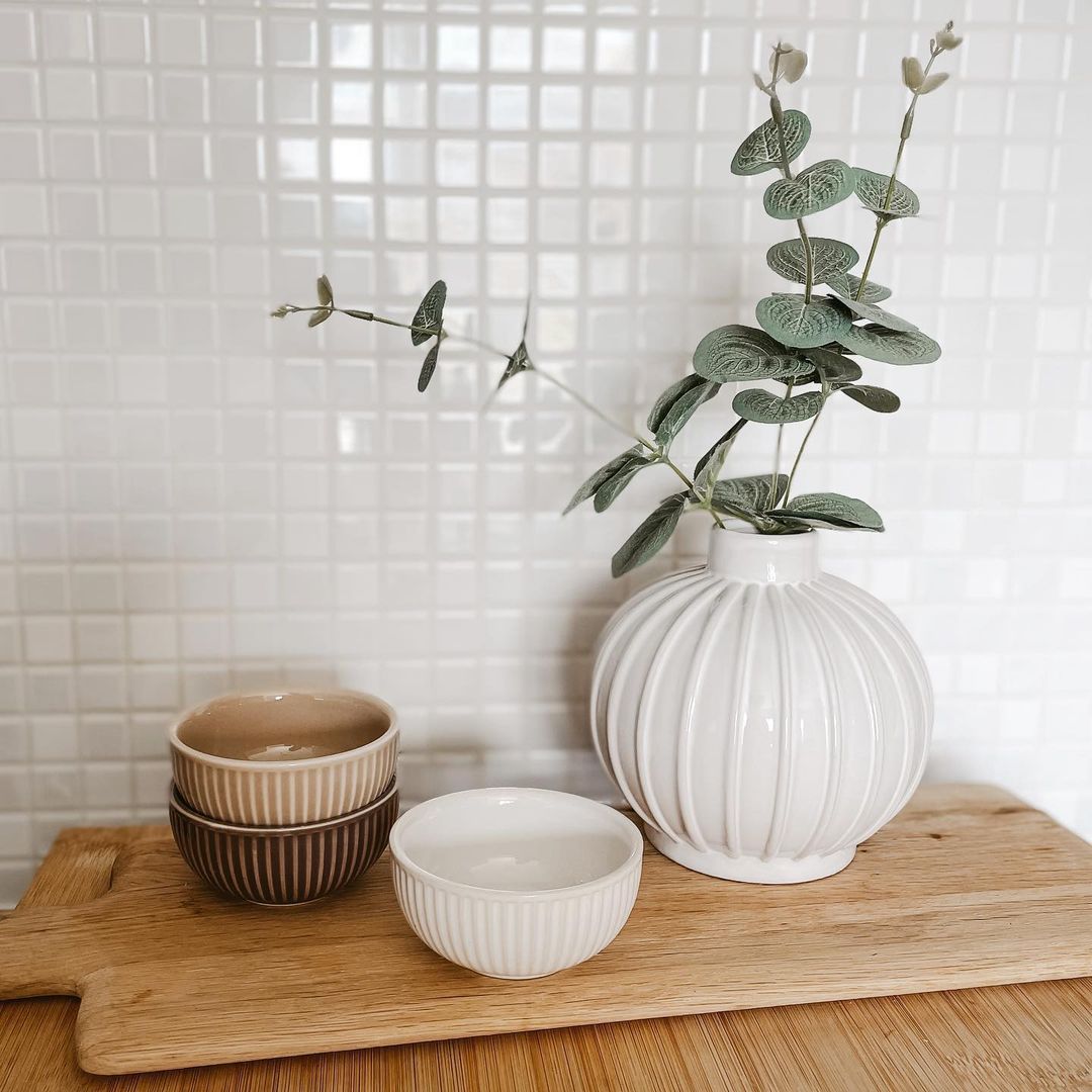 Este elegante jarrón de diseño minimalista en cerámica blanca es ideal para adornar con flores o plantas cualquier rincón. Y cuesta 4 euros.