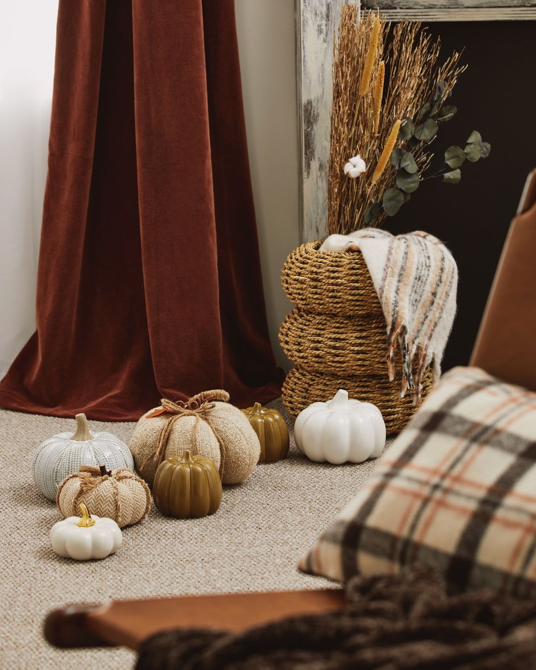 Aunque su época de esplendor llega en Halloween, las calabazas son sinónimo de otoño, y no nos hemos podido resistir a estas de Primark Home (desde 3 euros).