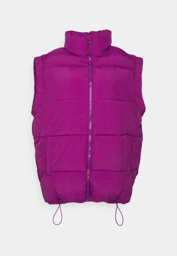Chaleco acolchado que sigue a raja tabla la tendencia otoñal del color rosa. Es de Cotton on Body. Precio: 43,95 €.