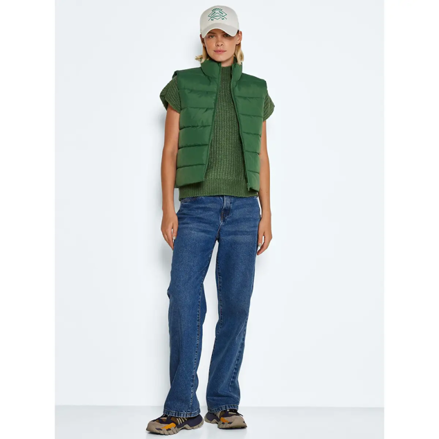 Chaleco de color verde con cuello alto y de estilo crop. Es de La Redoute. Precio: 36,39 €.