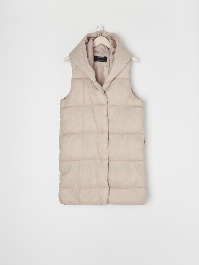 Chaleco extra largo con capucha para combinar con vaqueros y camisa boyfriend. Un abrigo perfecto para ocasiones casuales. Es de Sinsay. Precio: 24,99 €.