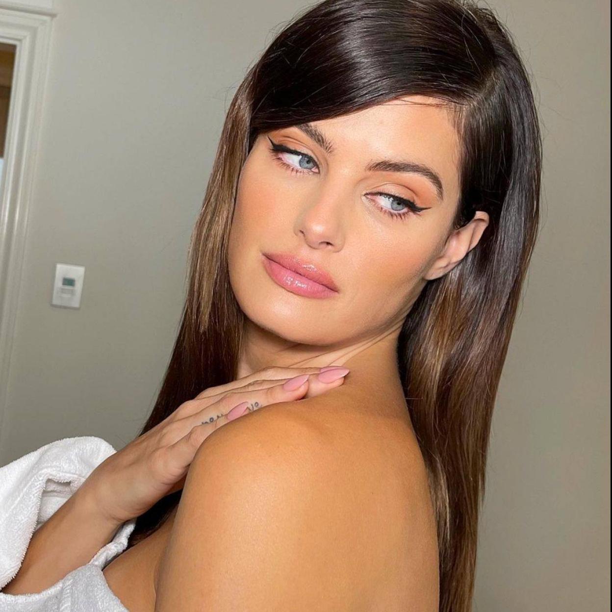 La modelo Isabeli Fontana luce una mirada radiante que puedes conseguir con vitamina C