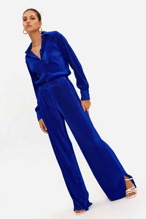 Pantalón de tejido plisado con cinturilla elástica. Además, cuenta con un diseño azul eléctrico vibrante y abertura en el bajo. Es de Loavies. Precio: 39,99 €.