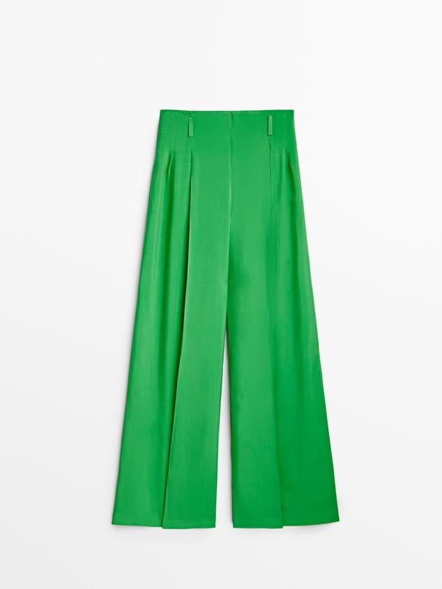 Pantalones palazzo verde fluidos con efecto relaxed. Su corte elegante hace posible llevarlo a la oficina o a un evento, ¡tú decides! Es de Massimo Dutti. Precio: 129 €.