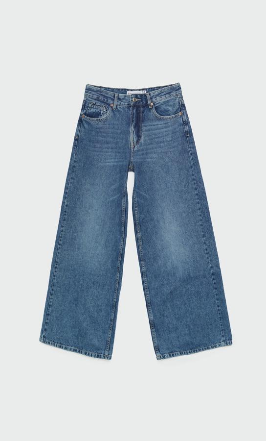 Pantalones vaqueros de tiro medio con pernera ancha. Un básico de fondo de armario que te salvará de cualquier imprevisto. Son de Stradivarius. Precio: 29,99 €.