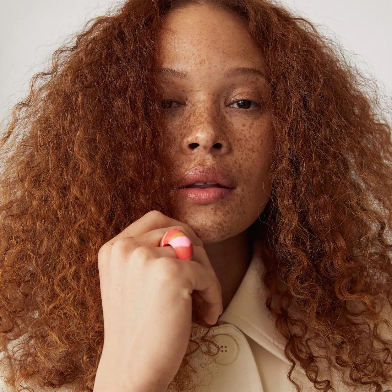 Consigue unos rizos perfectos más allá del lavado. Utiliza una de estas cremas de peinado baratísimas y combate el encrespamiento.