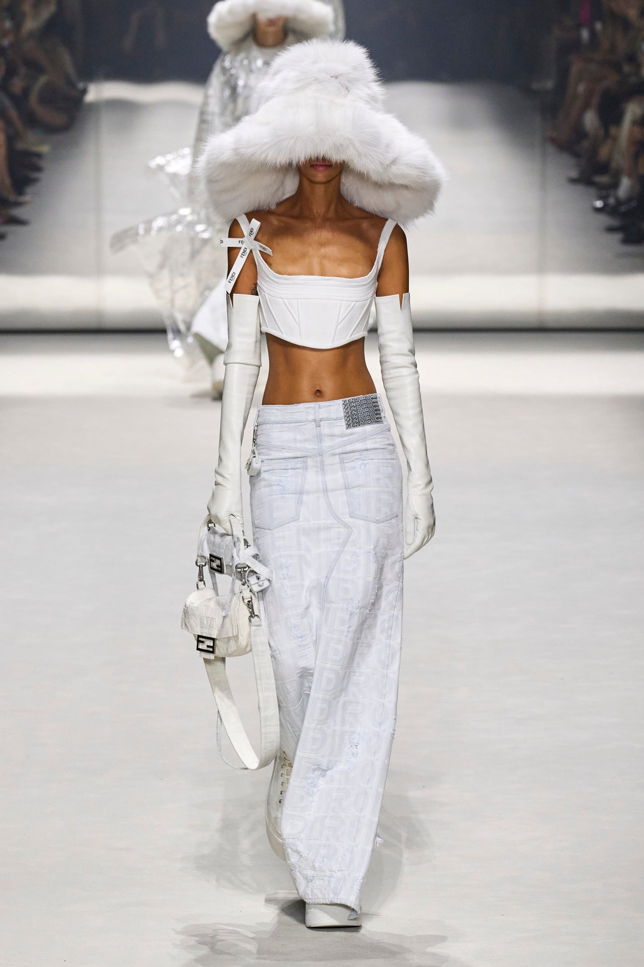 Fendi Resort 2023 juega a la elegancia más urbana con estilismos total white que se fusionan con la esencia Y2K.