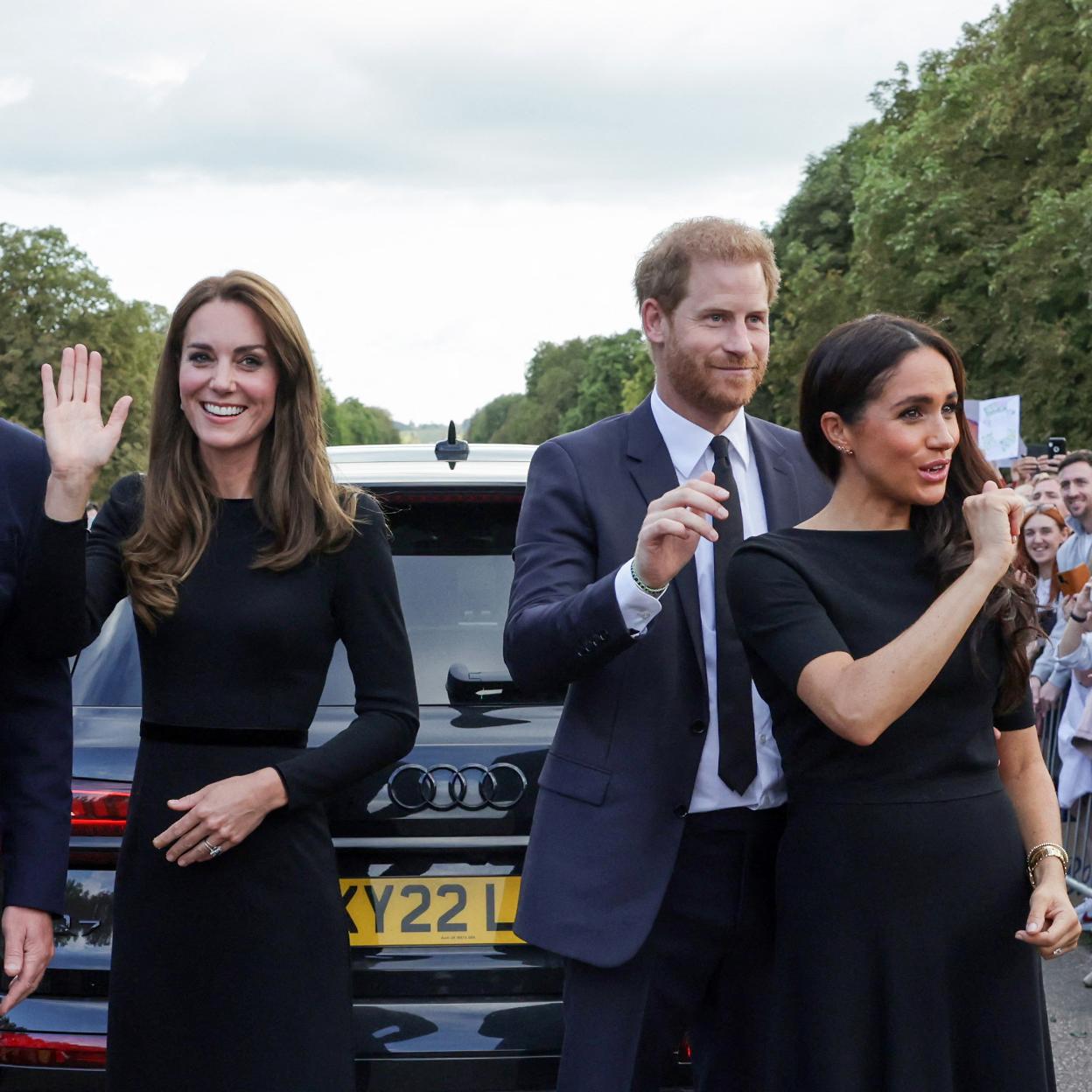 Los príncipes de Gales y los duques de Sussex aparecieron juntos en la entrada del castillo de Windsor para agradecer las muestras de cariño a Isabel II. 