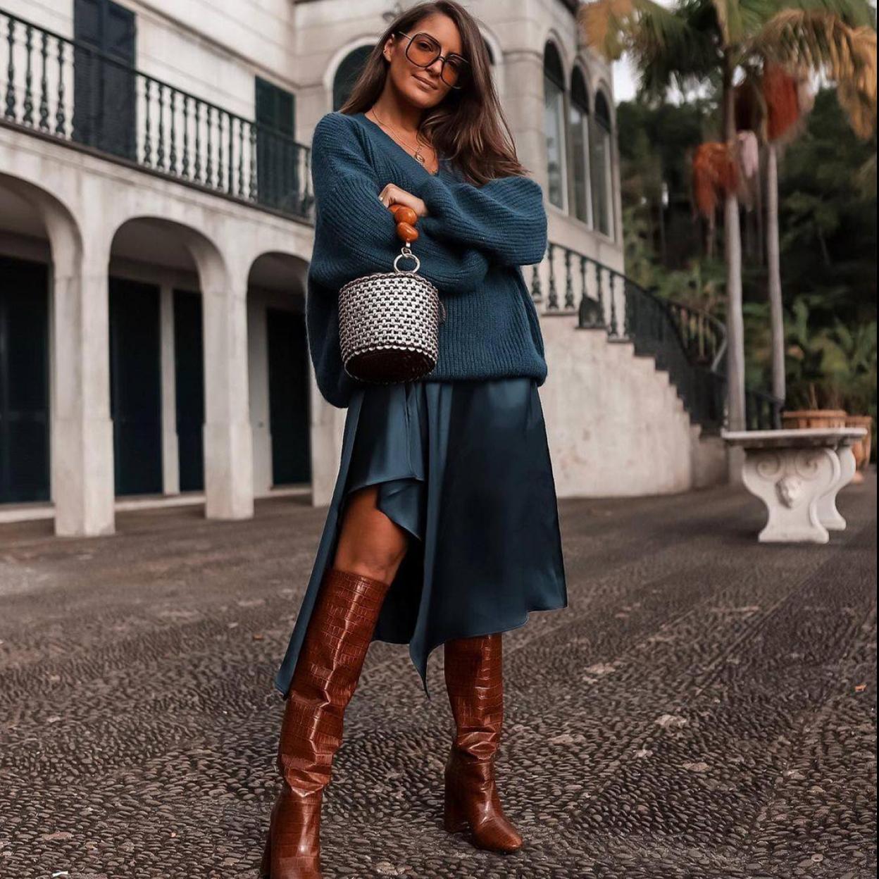 Influencer con look monocrromático de jersey oversize y falda midi satinada