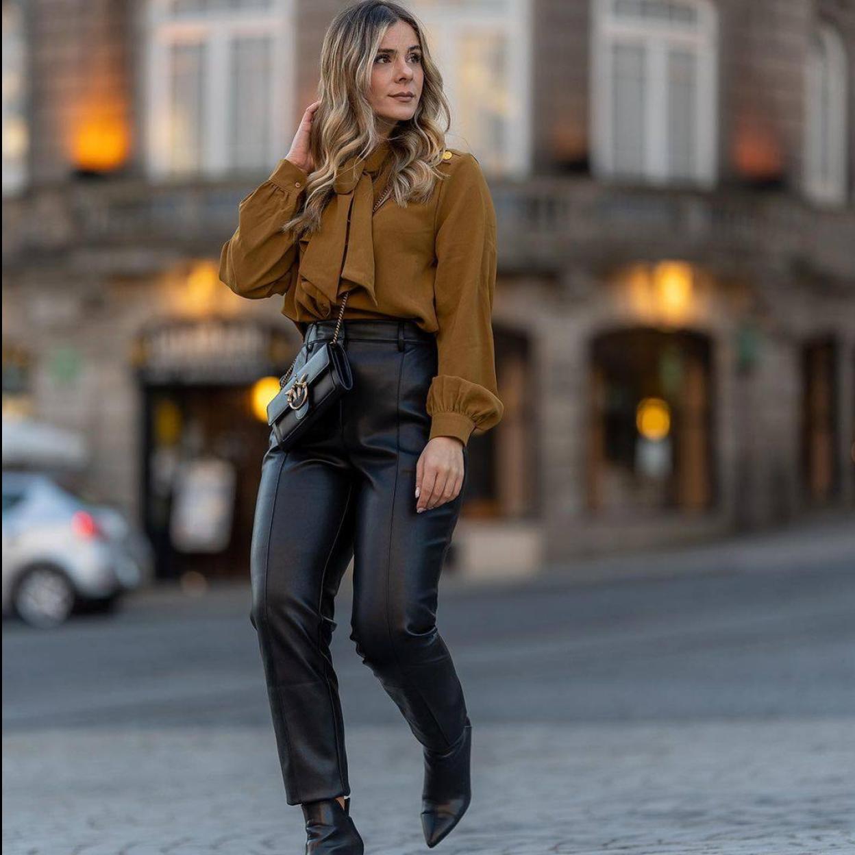 Influencer con look otoñal protagonizado por pantalones efecto piel en negro
