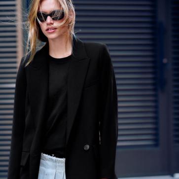 Imagen secundaria 1 - Una americana básica que rápidamente se convertirá en tu favorita de entretiempo. Blazer con botones de Zara (39,99 euros). 