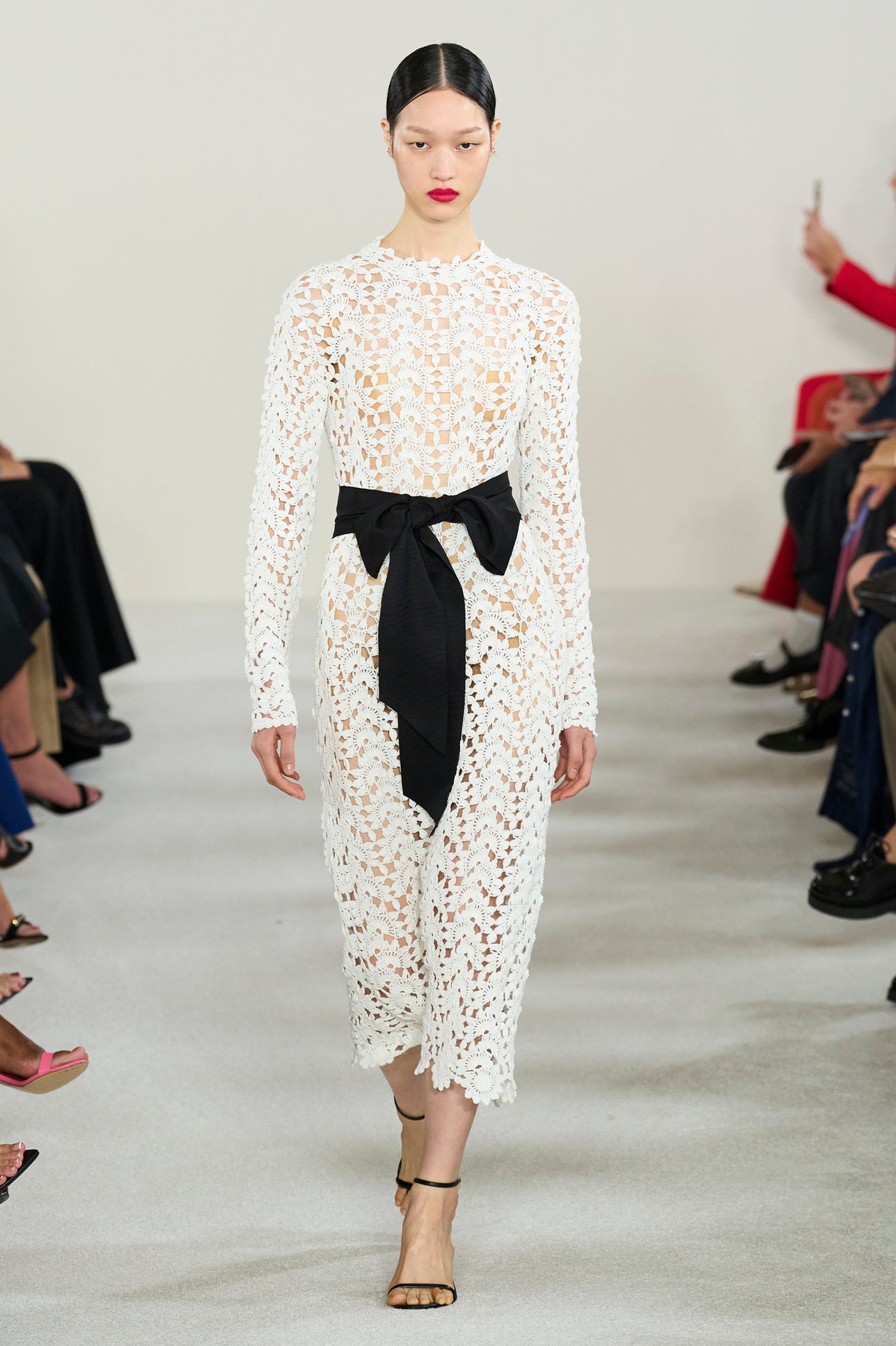 Carolina Herrera continúa en su línea mostrando una colección femenina, elegante y pensada para las mujeres más inspiradoras.