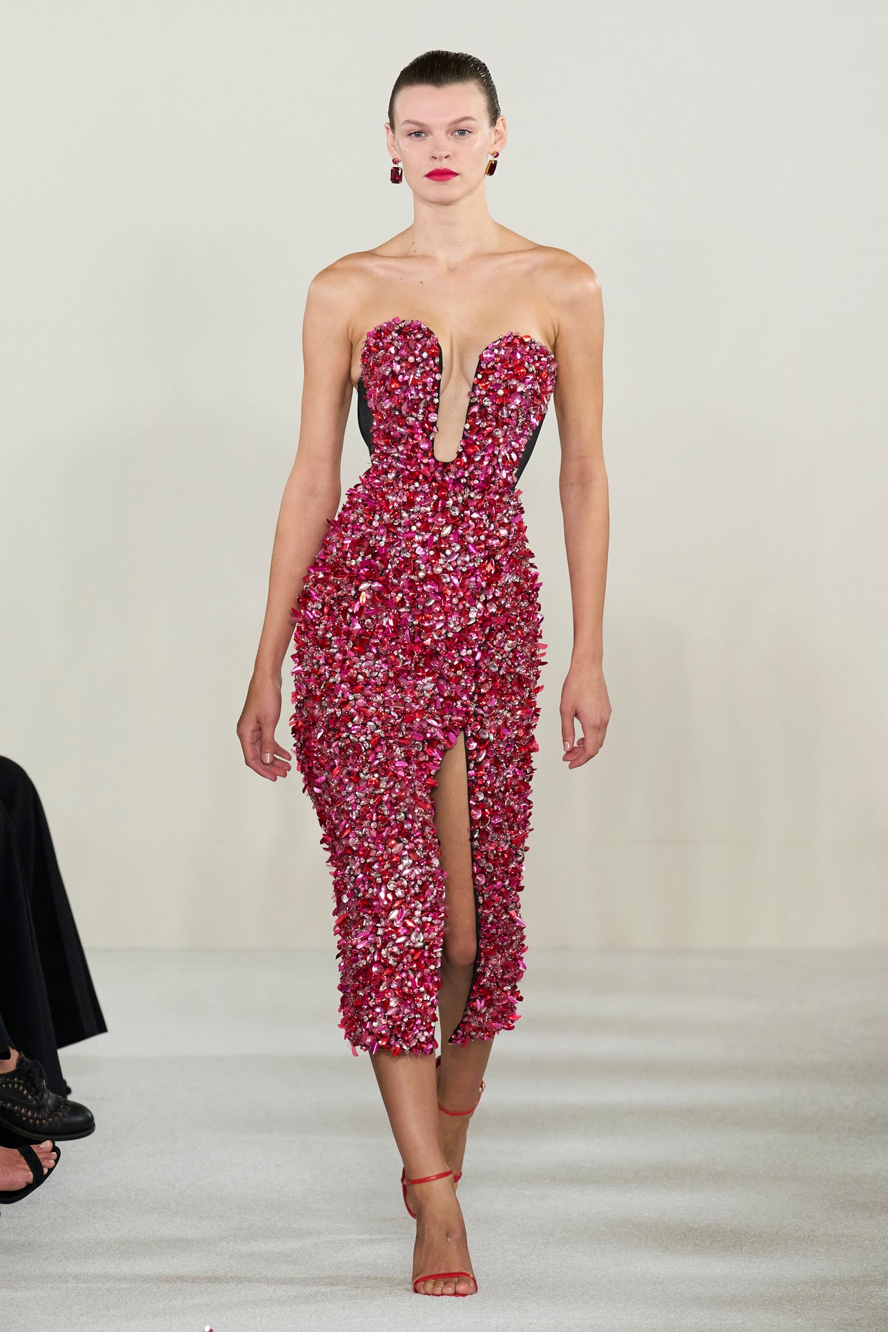 Carolina Herrera realza la silueta femenina con diseños que abrazan su figura y la realzan.