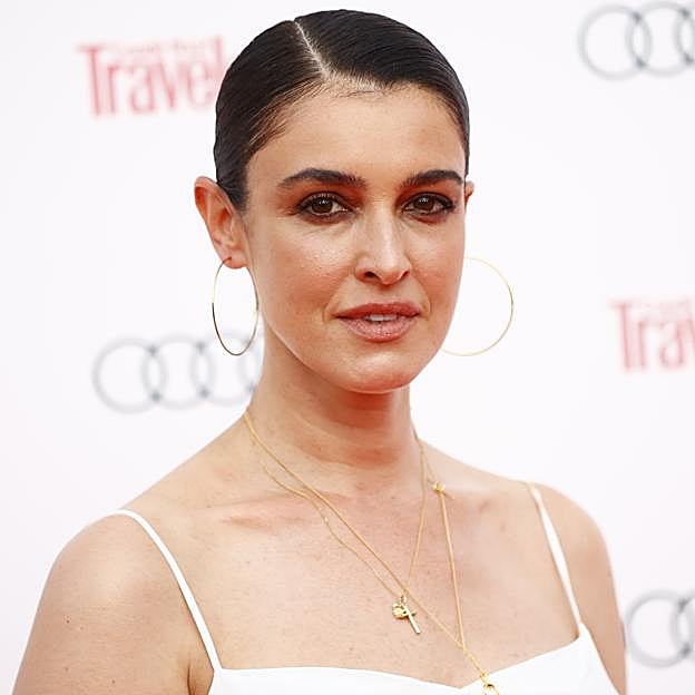 El vestido viral de Zara que también triunfa entre las famosas de más de 40 porque rejuvenece y sienta de maravilla