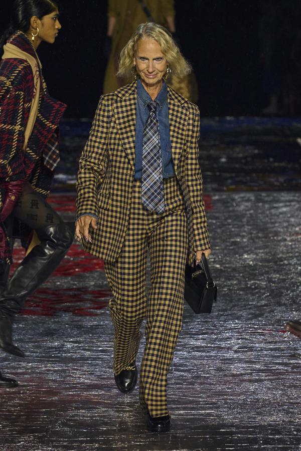 Tommy Hilfiger propone una colección non-gender, donde la ropa fluye.