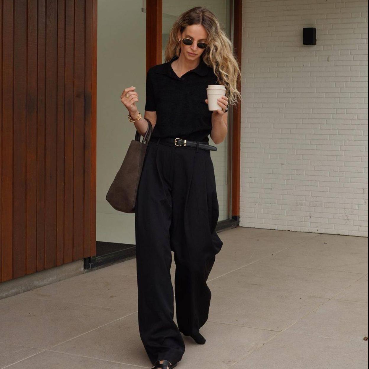 Influencer con un total look negro de oficina con polo y pantalones masculinos