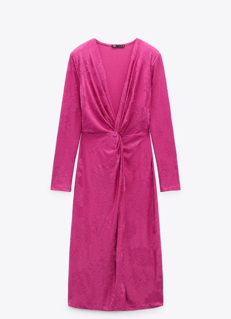 Imagen - El vestido es midi y de manga larga.