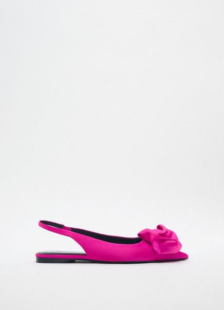 Imagen - Zapato destalonado con flor en fucsia de Zara. Foto: Zara.