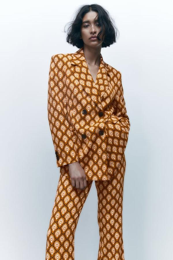 Blazer de cuello solapa y manga larga con hombreras y estampado geométrico en colores marrones y crudos. Bolsillos delanteros con solapa y cierre frontal cruzado con botones. Precio: 49,95 euros.