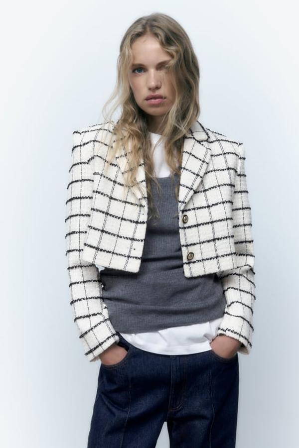 Blazer de cuello solapa y manga larga con hombros marcados en tonos blanco y negro. Cierre frontal con botones. Precio: 39,95 euros.