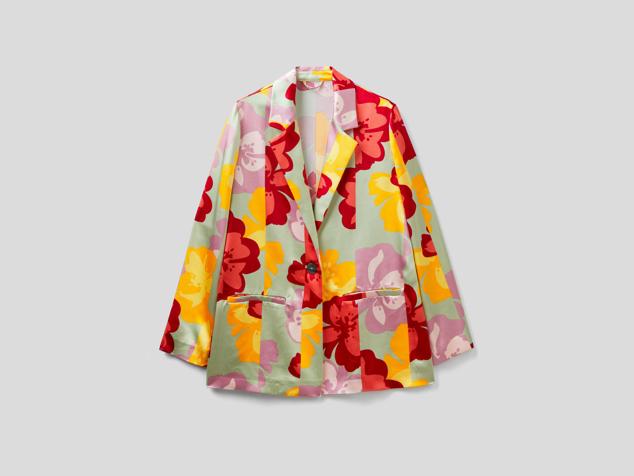 Blazer con estampado floral multicolor con la que conseguirás un look atrevido y original. Es de Benetton. Precio: 79,95 €.