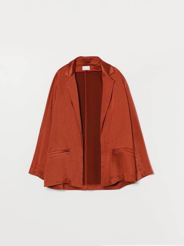 Blazer satinada con detalle de bolsillos falsos y de estilo oversize. Un tejido cómodo que permite aguantar duras jornadas de trabajo. Es de Lefties. Precio: 25,99 €.