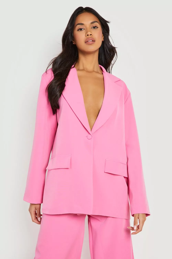 Blazer rosa brillante para aportar energía a tus looks más sencillos. Su corte oversize es idóneo para combinarla con vestidos y botas altas. Es de Boohoo. Precio: 25 €.