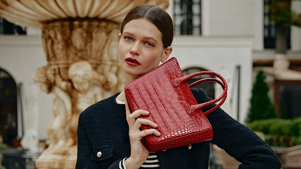 Los bolsos de color rojo vibrante son todo lo que necesitas para crear looks sofisticados y rejuvenecedores 