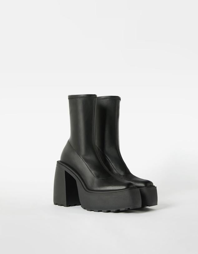 Botas altas con plataforma para lucir estilizada y parecer mucho más alta. Son un must esta temporada por su color negro y su versatilidad a la hora de combinar con todo tu armario. Son de Bershka. Precio: 39,99 €.