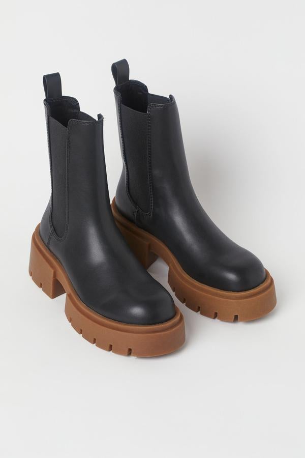 Botas Chelsea altas con plataforma sin cordones con elástico en los laterales. Son un diseño clásico que podrás llevar durante todo el otoño e invierno. Podrás comprarlas en negras, beige y un último modelo con la suela beige oscura. Son de H&M. Precio: 39,99 €.