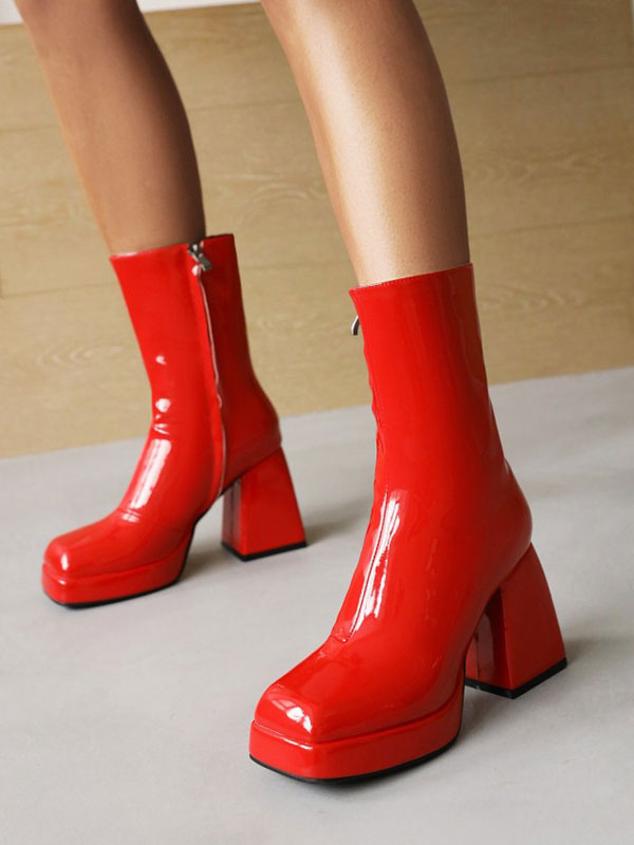 Botas de media caña de charol con puntera cuadrada y tacón en bloque a modo de plataforma. Lo mejor de todo es su color rojo vibrante, uno de los más tendenciosos esta temporada. Es de Milanoo. Precio: 56,02 €.