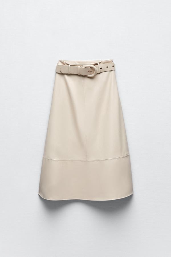Falda midi de tiro alto con cinturón del mismo tejido. Su bajo está confeccionado en evasé. Es de Zara. Precio: 35,95 €.
