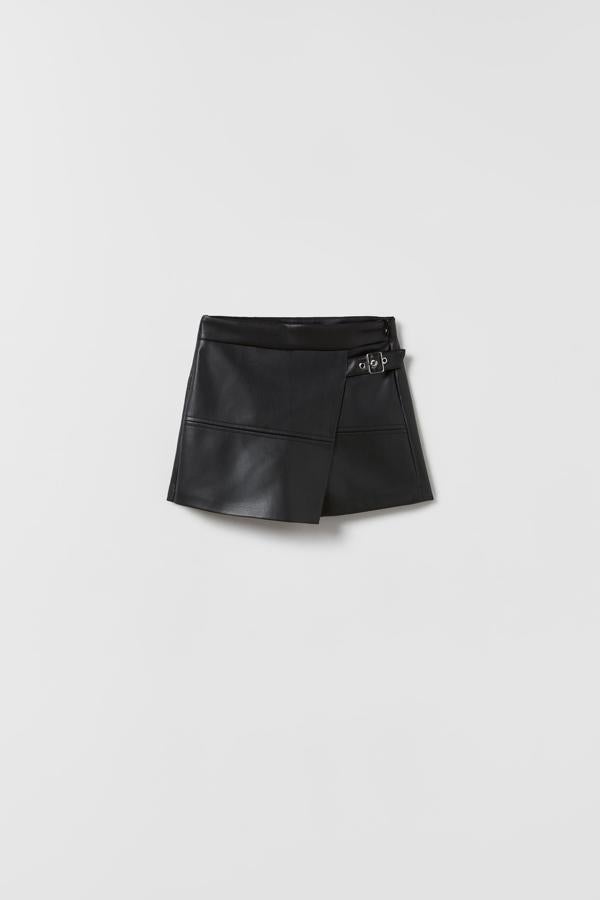 Minifalda efecto piel con cierre mediante cremallera en el lateral. Además, cuenta con hebilla metalizada a modo detalle. Es de Zara. Precio: 22,95 €.