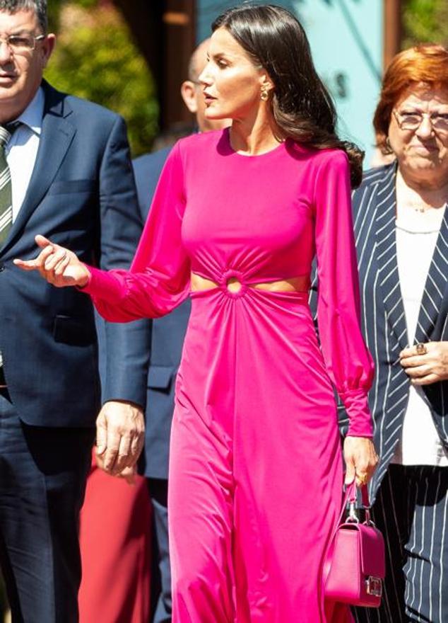 La reina más atrevida ha llegado este año, en 2022. Nuevamente, la monarca levantó el revuelo al aparecer en un acto de la Cruz Roza con un vestido rosa con diseño cut-out de Serendipia. Con él, podíamos ver parte de su vientre, un detalle nada propio de una royal.