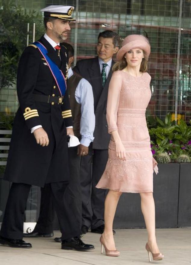 Como decimos, los looks de invitada se le dan de maravilla y no solo ahora, sino al inicio de su llegada a la realeza. ¿La prueba? El vestido que lució para la boda del príncipe Guillermo y Kate Middleton. Se trataba de un diseño rosa empolvado de Felipe Varela que combinó con un sombrero con velo de red de Pablo y Mayaya. Esta es de las pocas veces que hemos visto a doña Letizia con tocado.
