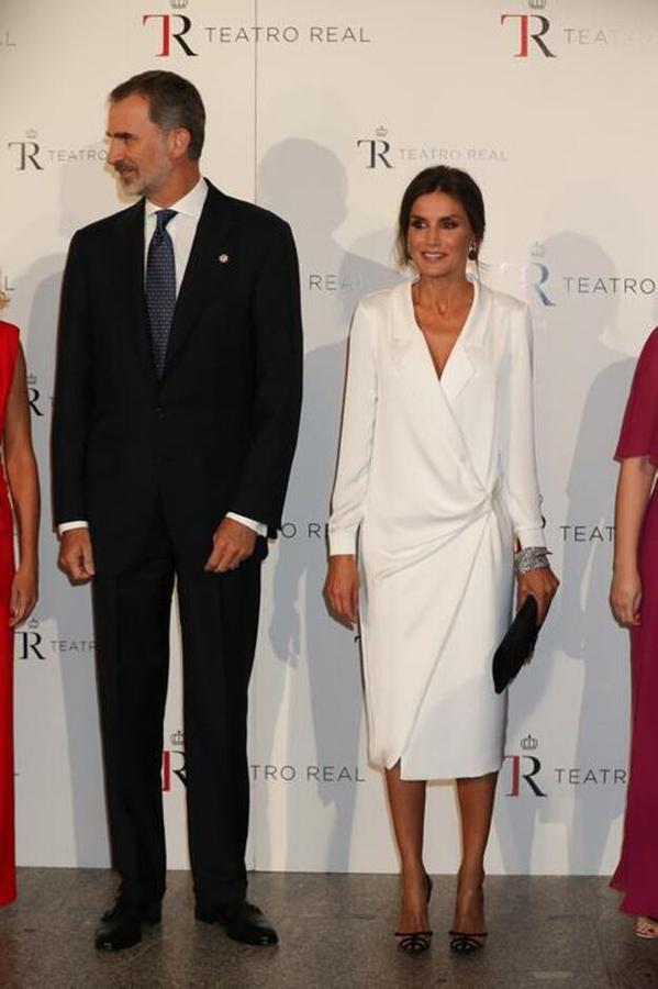 Cuando la reina apuesta por firmas 'made in Spain', el resultado es un éxito asegurado. Y entre este tipo de elecciones, este vestido blanco se llevó el premio al mejor. Un diseño de Lola Li de estilo camisero que estrenó en 2019 durante la inauguración de la nueva temporada en el Teatro Real y que volvió a llevar después a los Premios Mariano de Cavia de ABC.