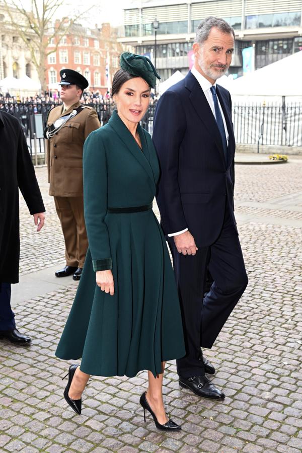 Las salidas inernacionales de la reina generan mucha expetación por los posibles duelos estilísticos que pueden surgir con respecto a otras royals. Uno de elllos fue durante el funeral de duque de Edimburgo, que aunque la etiqueta exigía el luto, la reina triunfó con este elgantísimo vestio verde botella y tocado a juego.