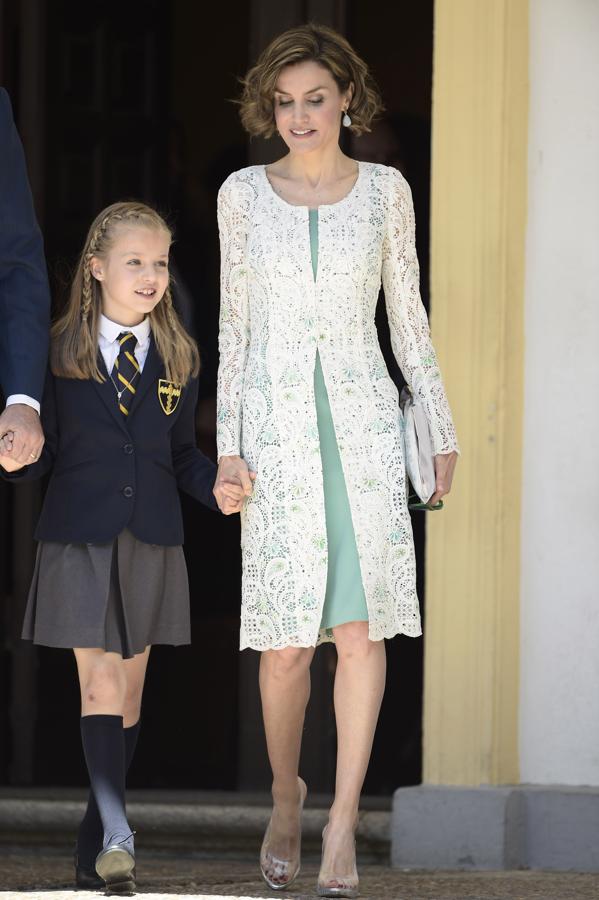 Los looks de invitada de doña Letizia son su gran especialidad y así lo demostró durante la primera comunión de la princesa Leonor celebrada en 2015. Presumió de elegancia con un vestido aguamarina de corte recto y largo midi que acompañó de un abrigo de encaje blanco. ¡Ideal!
