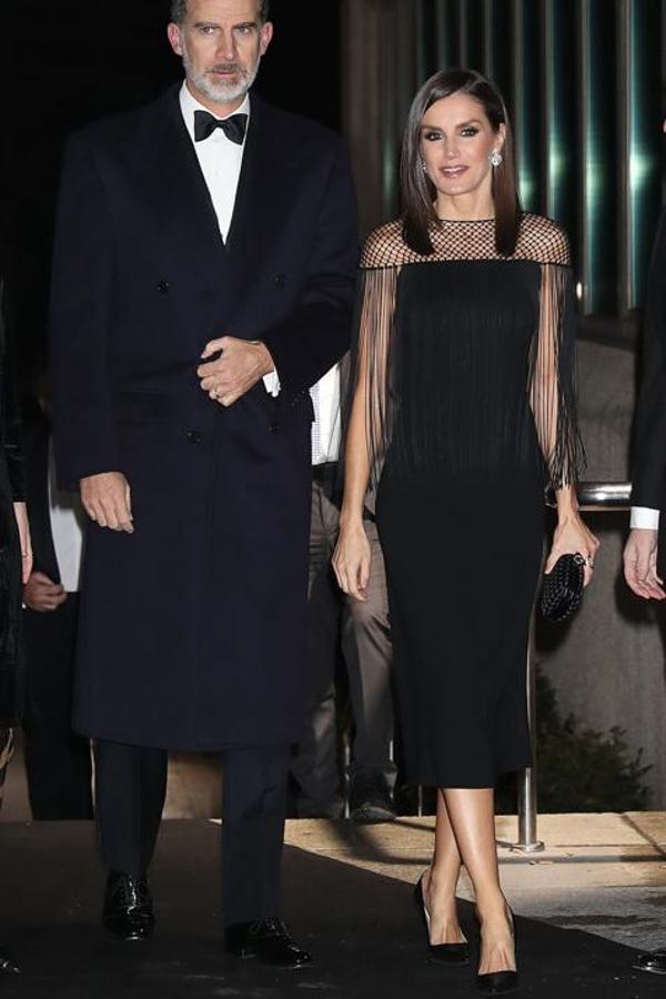 Como habrás podido comprobar, los Premios Mariano de Cavia también son una cita en la que la reina Letizia se sale. Muchos de sus mejores looks han salido de este acto y la edición de 2018 es una buena prueba de ello. ¿Cómo es este vestido negro con flecos y rejilla en los hombros? Era de Hugo Boss.