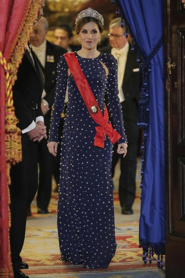 Solo pudimos abrir la boca cuando vimos a la reina Letizia aparecer en una gala con el presidente de Portugal celebrada en 2016 con este vestidazo. ¿Recuerdas lo de actualizar y modernizar el código de vestimenta real? Pues a esto nos referimos. Es un diseño de Ana Locking en azul con perlas que es de lo más icónicos.