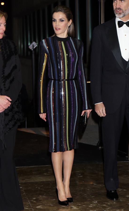 Si tuviéramos que decir cuál es el look más sorprendente de la reina Letizia, este se llevaría casi todas las papeletas. Fue el look que escogió para los Premios ABC de 2016, un diseño de lentejuelas de Nina Ricci que combinó con un peinado efecto wet. ¡Impactante!