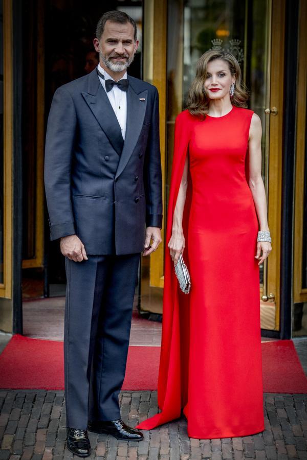 Amor a primera vista. Esto es lo que sentimos cuando vimos a la reina Letizia lucir de esta guisa. Fue en 2017, durante el cumpleaños de Guillermo de Holanda cuando la reina estrenó este VES-TI-DA-ZO rojo. Un diseño con capa de Stella McCartney que sin duda es de los más icónicos.